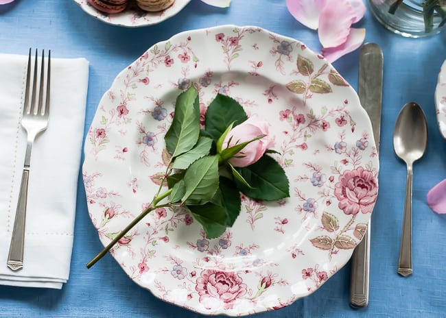 How To Create A Romantic Table Setting | HelloGlow.co