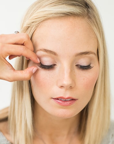 How to apply false lashes