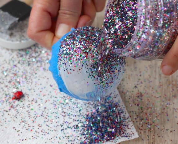 DIY Glitter Ornaments | HelloGlow.co