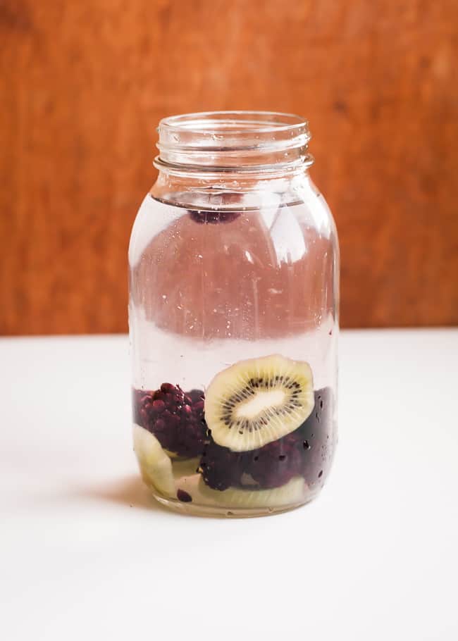 kiwi blackberry fruit infused water | HelloGlow.co