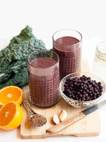 Wrinkle-Fighting Berry + Kale Smoothie | HelloGlow.co