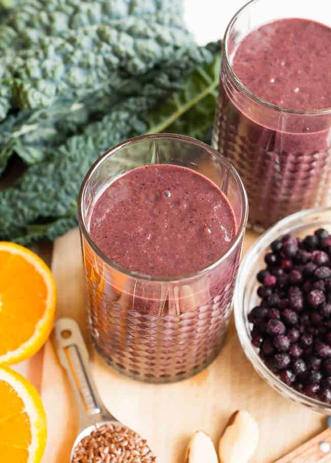 Wrinkle-Fighting Berry Kale Smoothie | HelloGlow.co