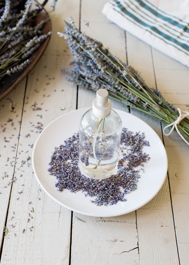 DIY lavender linen spray | HelloGlow.co