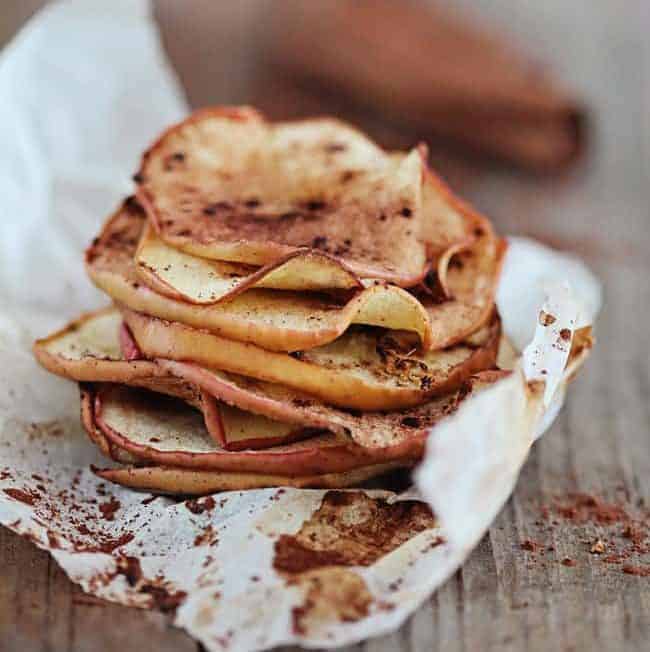 Baked Apple Chips with Cinnamon and Ginger | HelloGlow.co