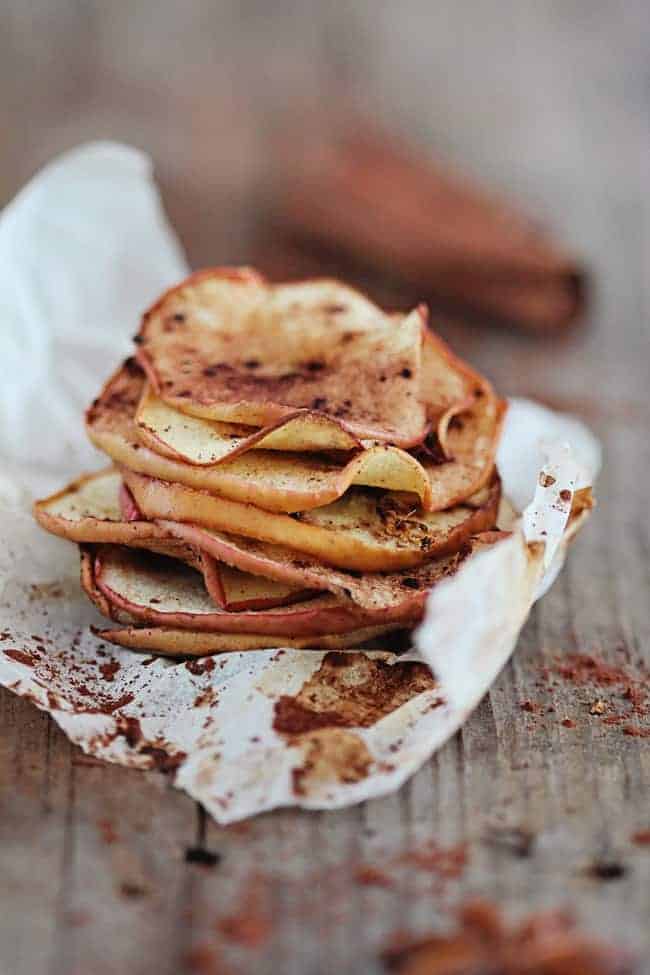 Baked Apple Chips with Cinnamon and Ginger | HelloGlow.co