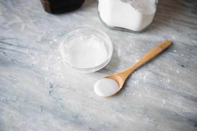 Baking soda paste to lighten hair naturally