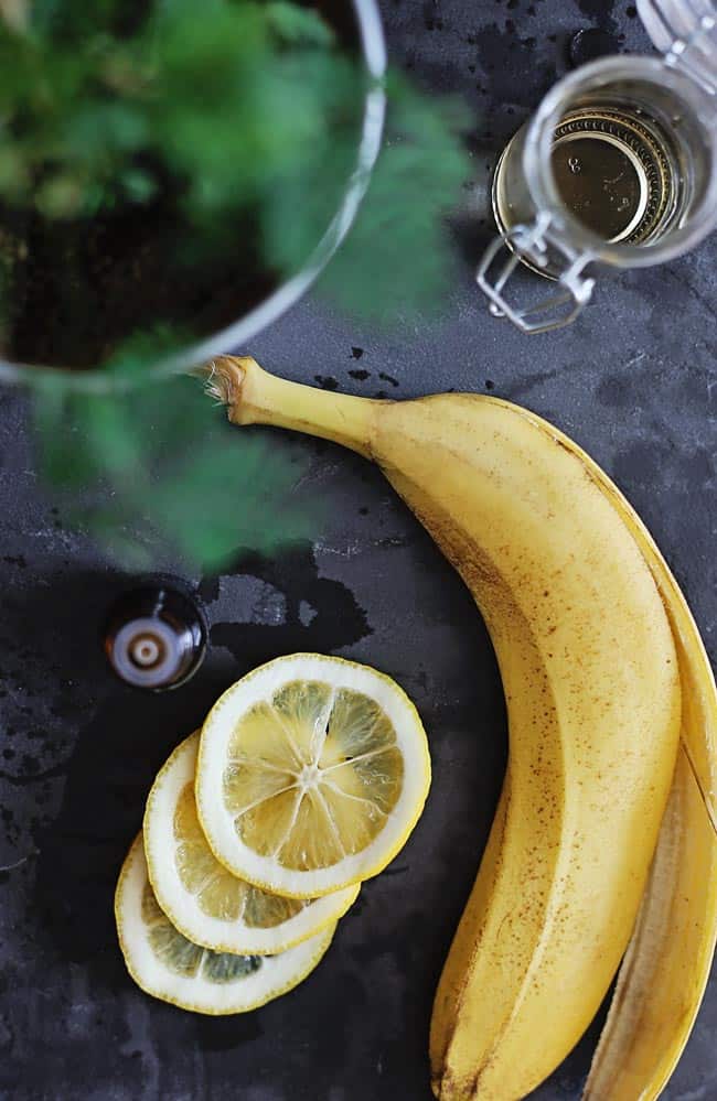 How to whiten teeth with banana peel and lemon