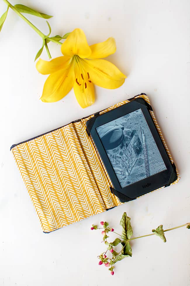 DIY E-reader Cover| Stephanie Stanesby for HelloGlow.co