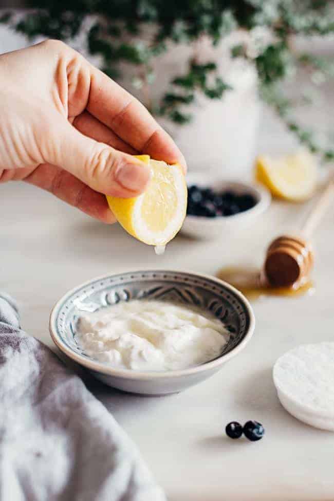 Make an easy and inexpensive at-home Moisturing Greek Yogurt Face Mask that hydrates skin naturally. Oil skin? Wrinkles? Acne? We'll even show you exactly what to include for your specific type. | Hello Glow