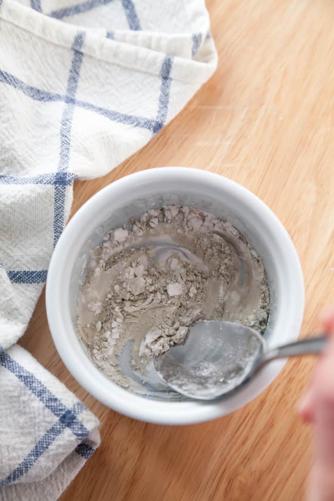 Combining clay and arrowroot powder to make homemade eye shadow