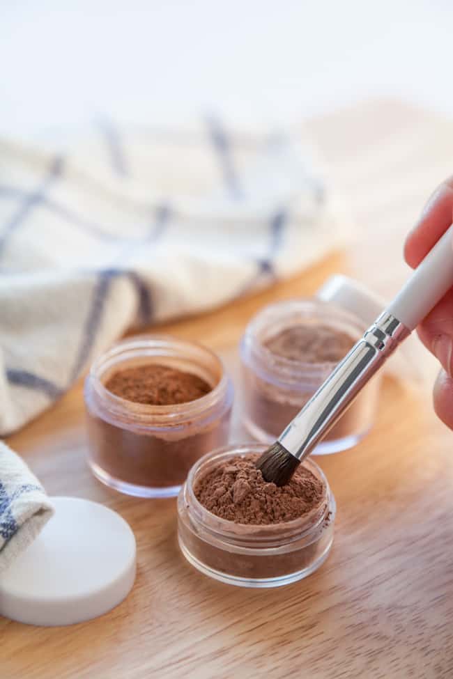 How to make loose eye shadow with clay and natural pigments