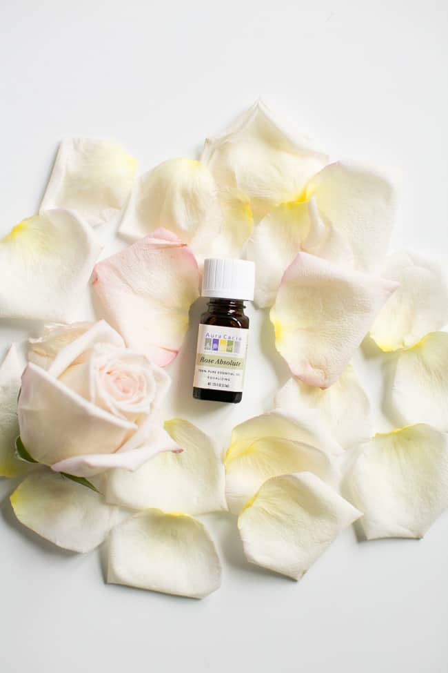 Rose Oil: What are the Benefits and Uses of This Essential Oil?