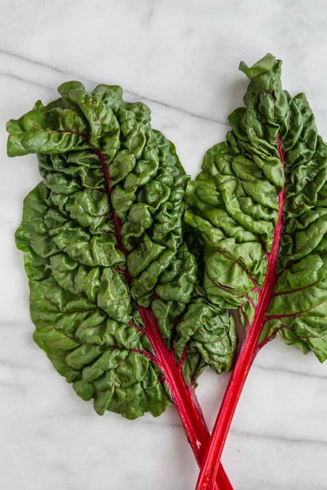 https://helloglow.co/wp-content/uploads/2017/04/Guide-to-Cutting-Veggies_Swiss-Chard-1-of-9.jpg