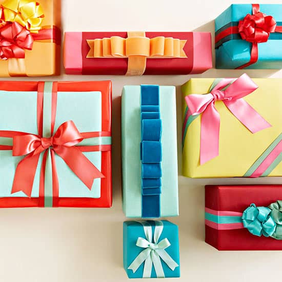 How to make a big holiday bow on a gift box 