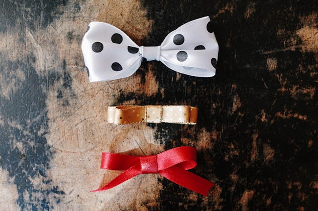 25 Gorgeous DIY Gift Bows (that look professional!) - 3 ways to make a ribbon bow