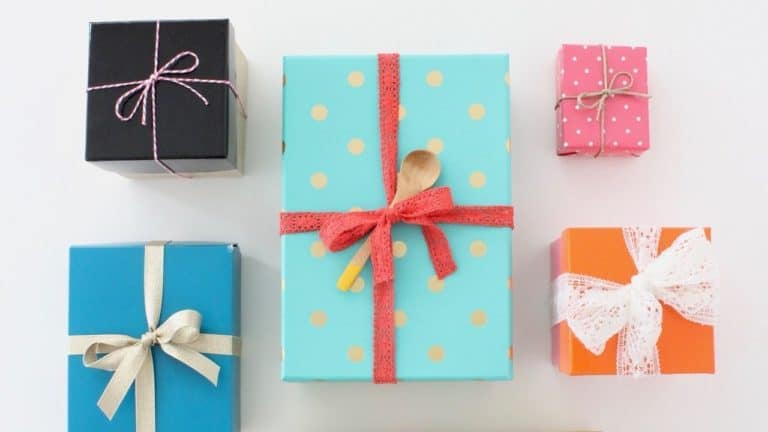 25 Gorgeous DIY Gift Bows (that look professional!)  Hello Glow