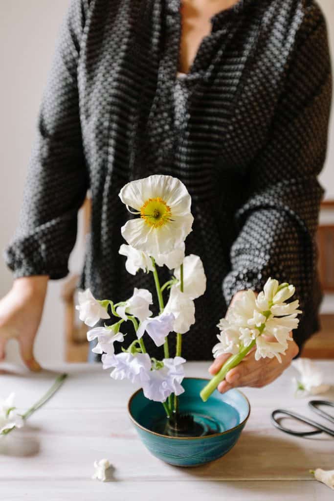 How to Create a Minimalist Ikebana Flower Arrangement