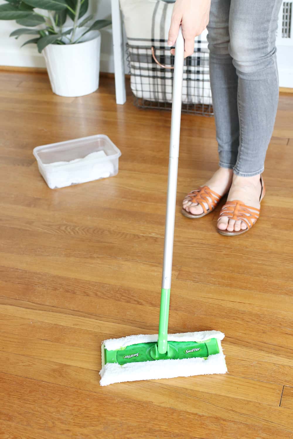 How to Make Homemade Swiffer Cleaning Solution