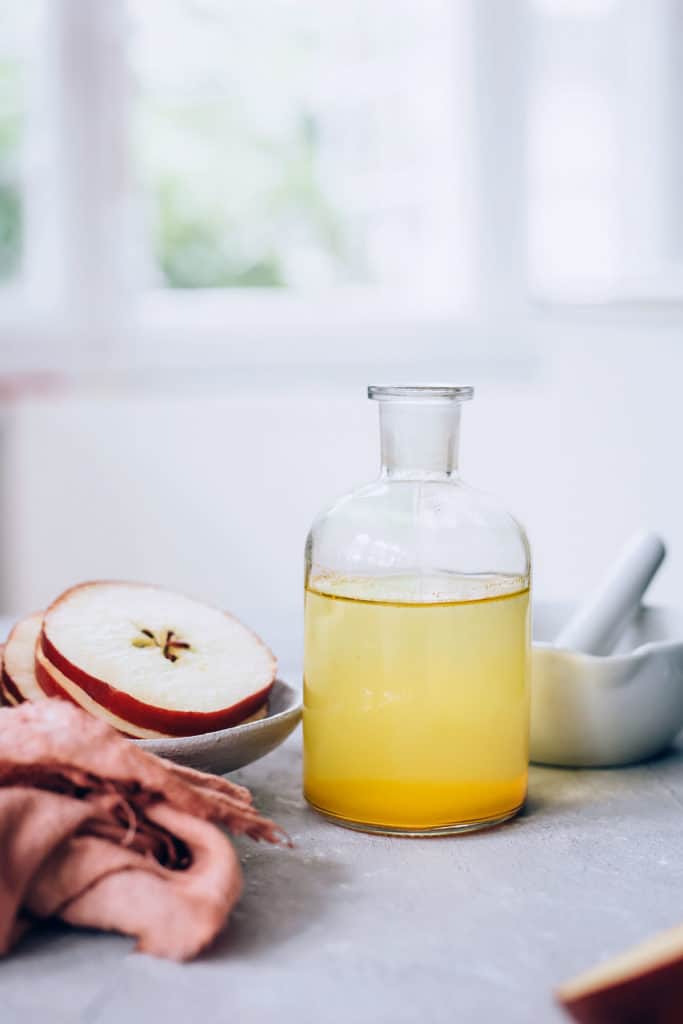 A 2-ingredient apple cider vinegar peel? Yes please. Here's how to make your own. | Hello Glow