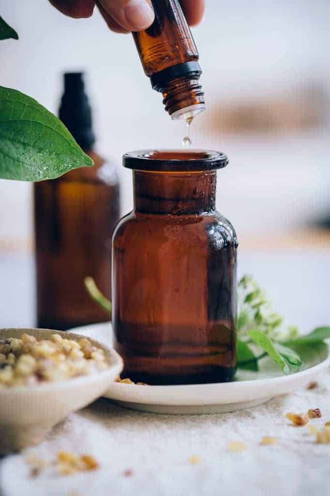 How to use frankincense oil on the face for an anti-age effect