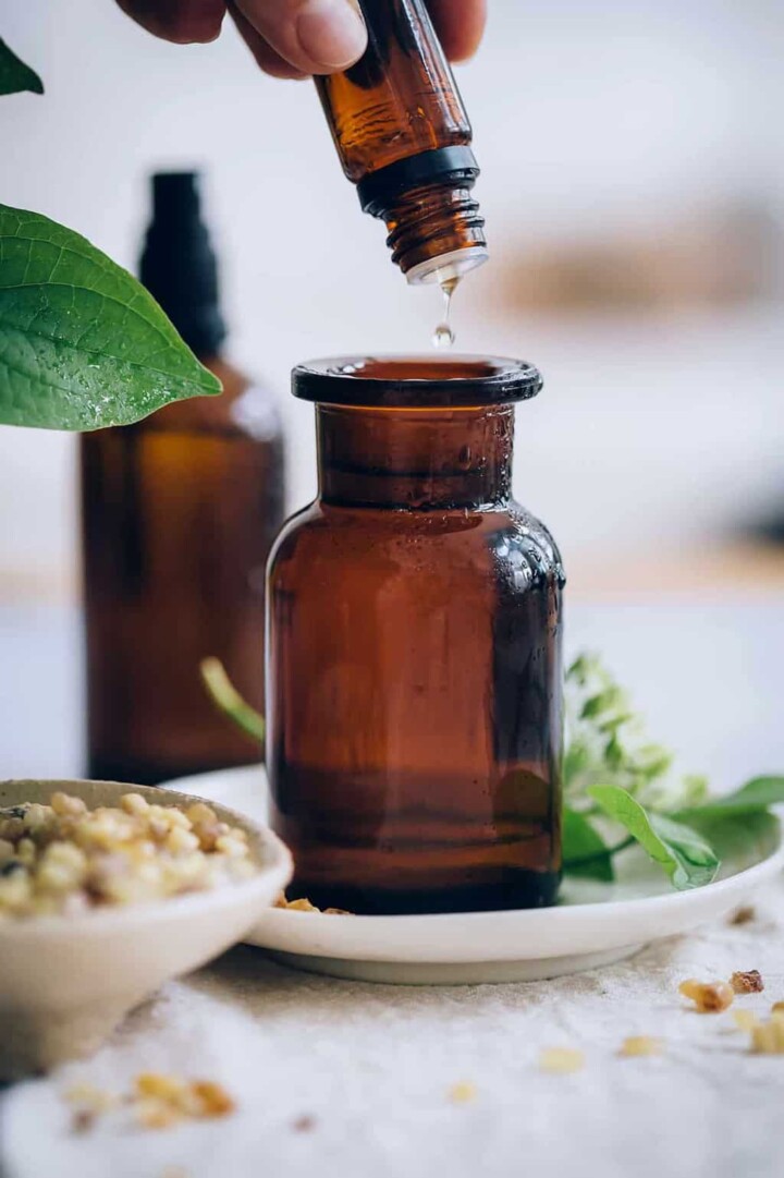 The Best Ways To Use Frankincense Oil On Your Face | Hello Glow