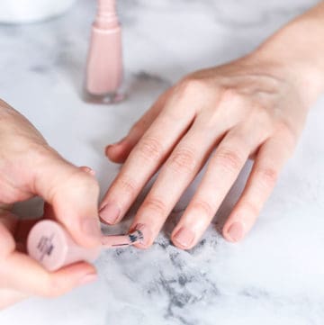 How to remove nail polish