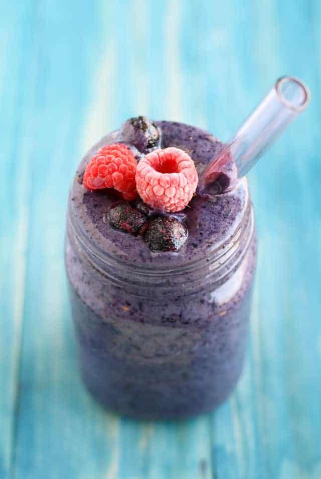 Vegan berry smoothie by The Pretty Bee 