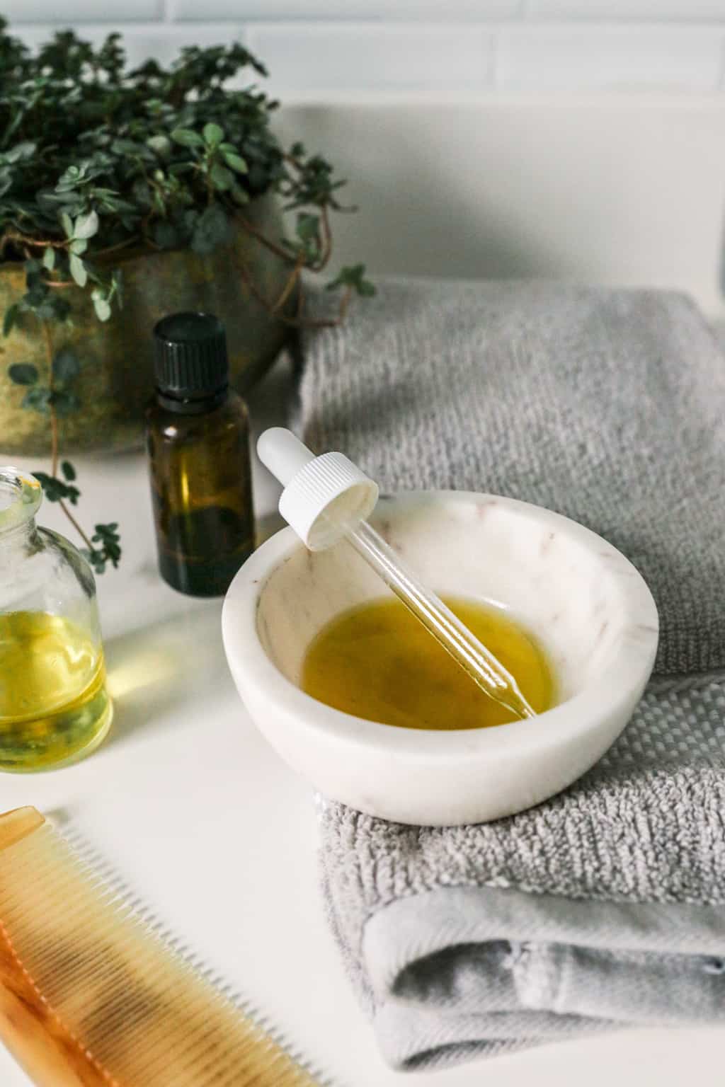 Comment utiliser l'huile de jojoba pour nettoyer le cuir chevelu avant le shampooing
