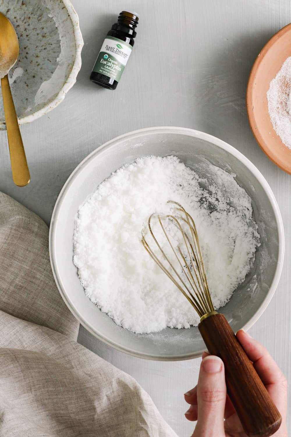 Mélange de bicarbonate de soude et d'acide citrique pour la recette de la douche à vapeur au menthol