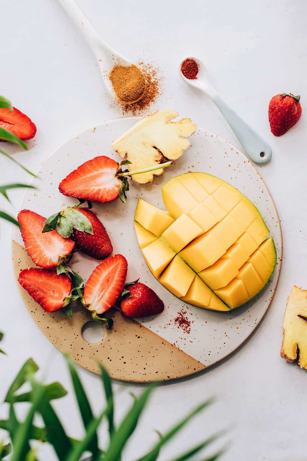 Ingredients for a metabolism-boosting strawberry mango smoothie recipe