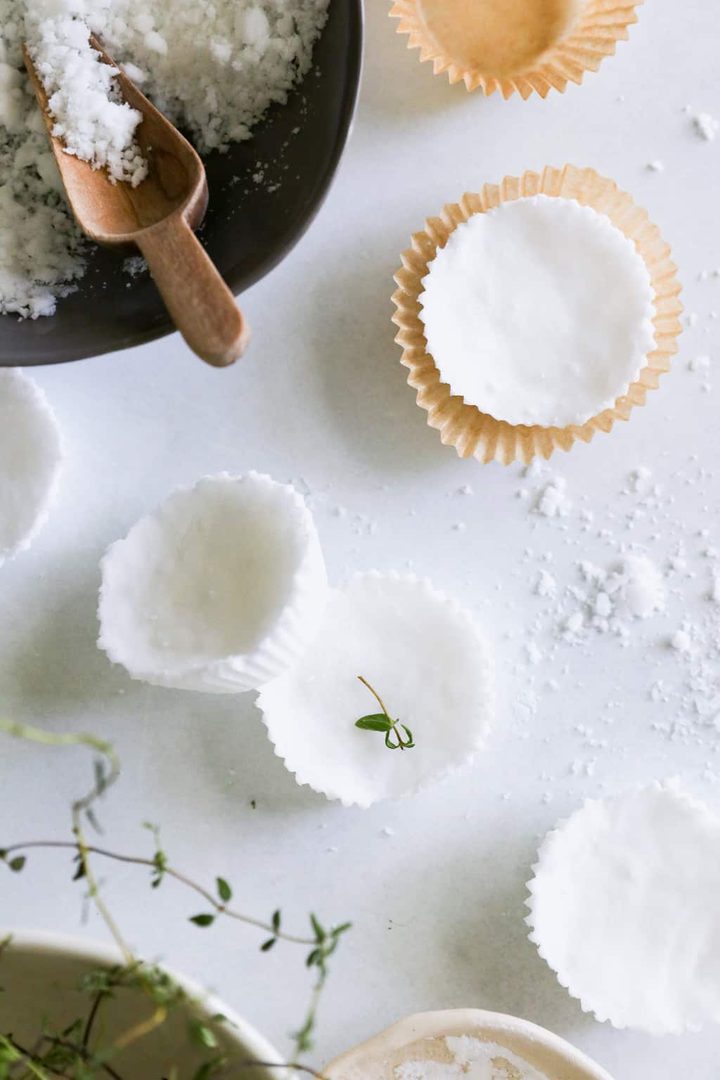 Vous voulez fabriquer des boules de bain sans acide citrique ?  C'est possible!  Utilisez simplement de la crème de tartre, que vous pouvez trouver dans n'importe quelle épicerie.