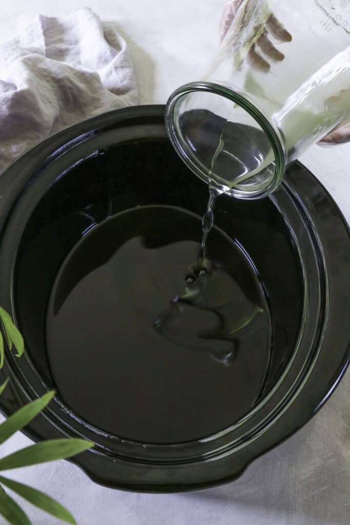 Ajouter de l'eau de lessive à l'huile d'olive pour le savon à l'huile d'olive traité à froid