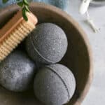 what makes black bath bombs black 