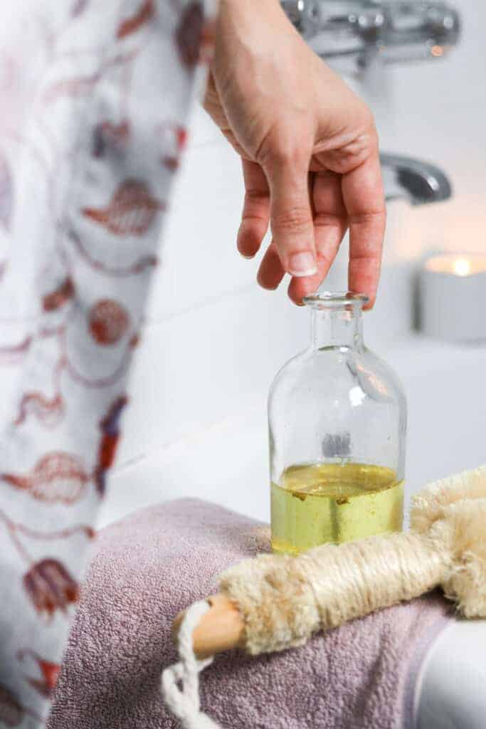 Cette huile de bain à la camomille DIY apaise la peau sèche en hiver et soulage les tensions et le stress grâce au pouvoir des fleurs de camomille infusées.