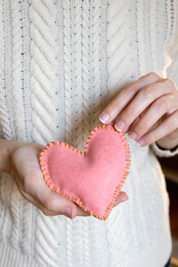 Easy and reuseable heart hand warmers! Made with wool felt, lavender and rice, these hand warmers will keep you cozy all winter long!