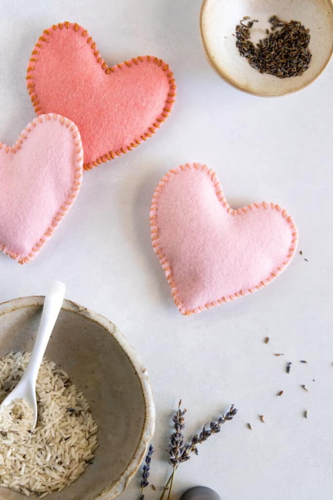 Easy and reuseable heart hand warmers! Made with wool felt, lavender and rice, these hand warmers will keep you cozy all winter long!