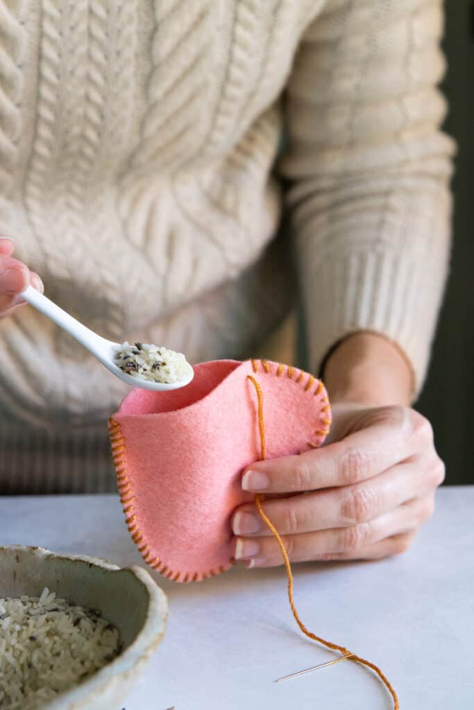 Calentadores de manos de corazón fáciles y reutilizables! Hecho con fieltro de lana, lavanda y arroz, estos calentadores de manos lo mantendrán acogedor durante todo el invierno.