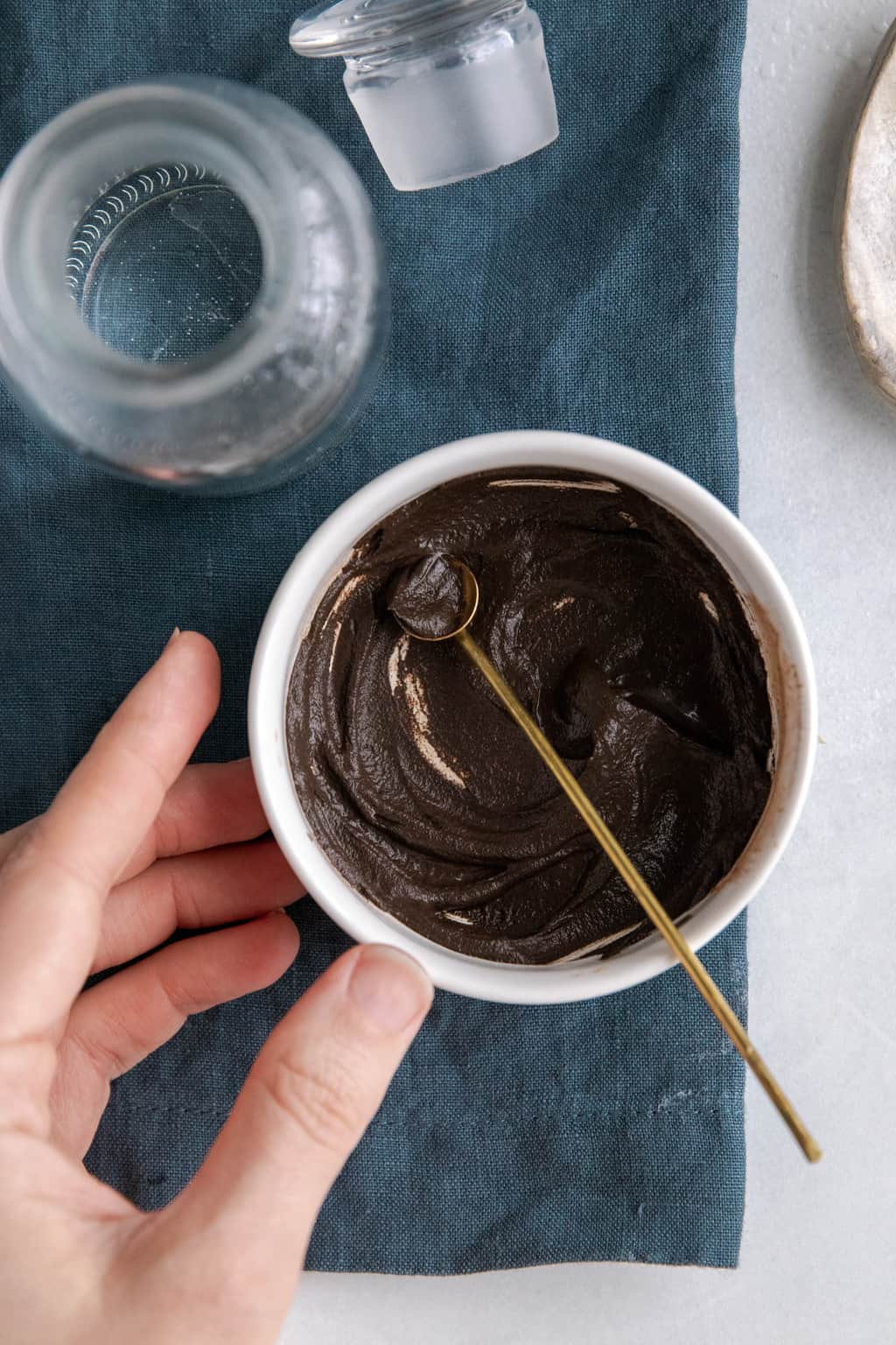 Mix henna with water to tint eyebrows at home