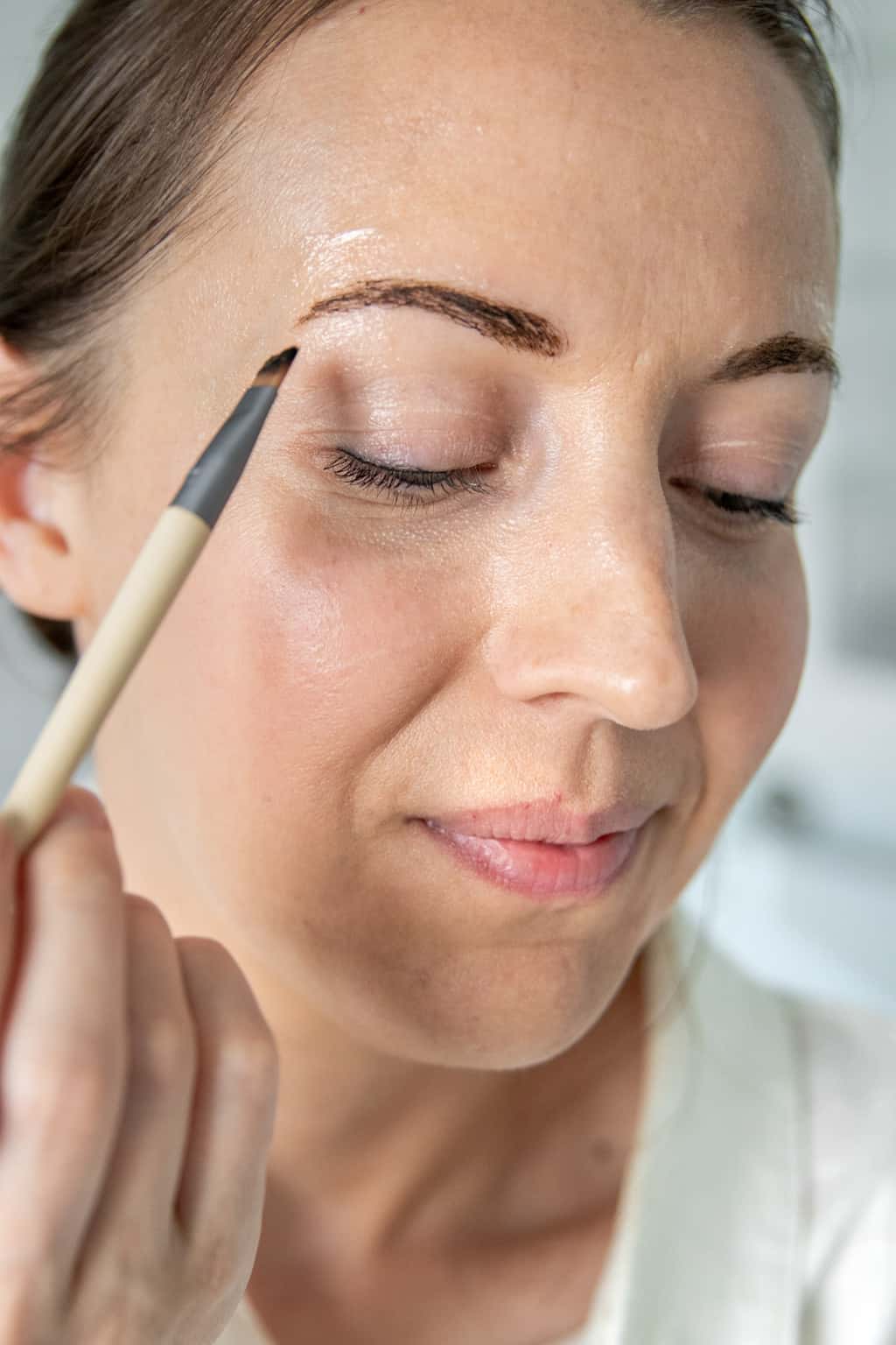 How To Tint Your Eyebrows At Home With Henna