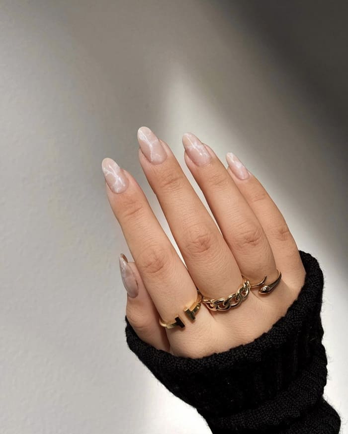 15 White & Gold Nail Ideas That Serve Fancy Minimalist