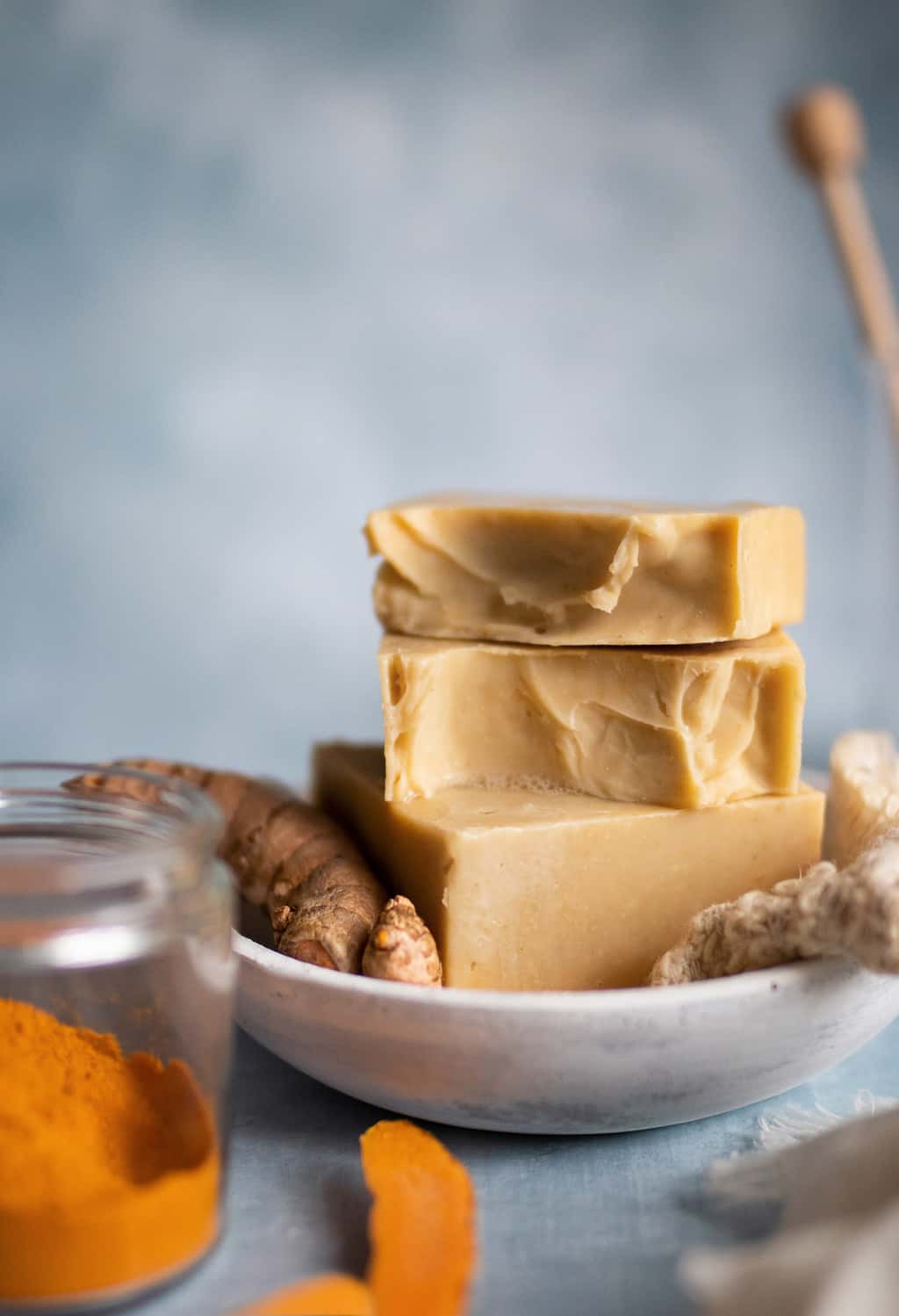 Ce savon au curcuma traité à froid est chargé de graisses nourrissantes et infusé de curcuma, de miel brut et d'hamamélis pour nettoyer de la tête aux pieds.