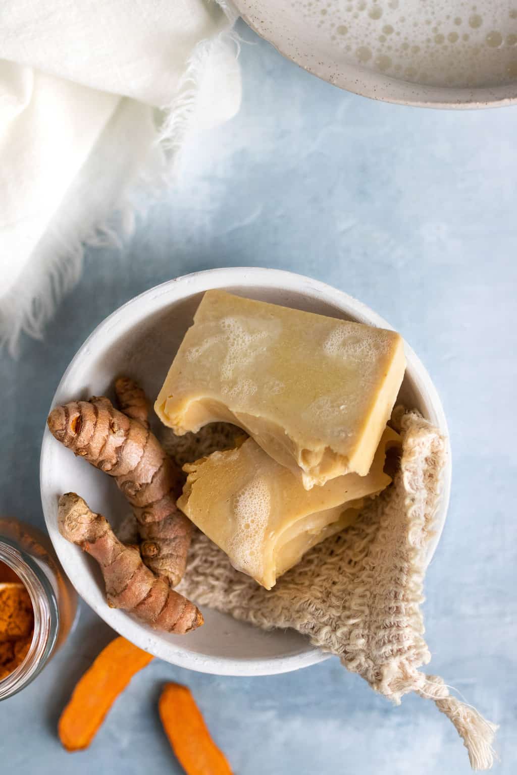 Ce savon au curcuma traité à froid est chargé de graisses nourrissantes et infusé de curcuma, de miel brut et d'hamamélis pour nettoyer de la tête aux pieds.