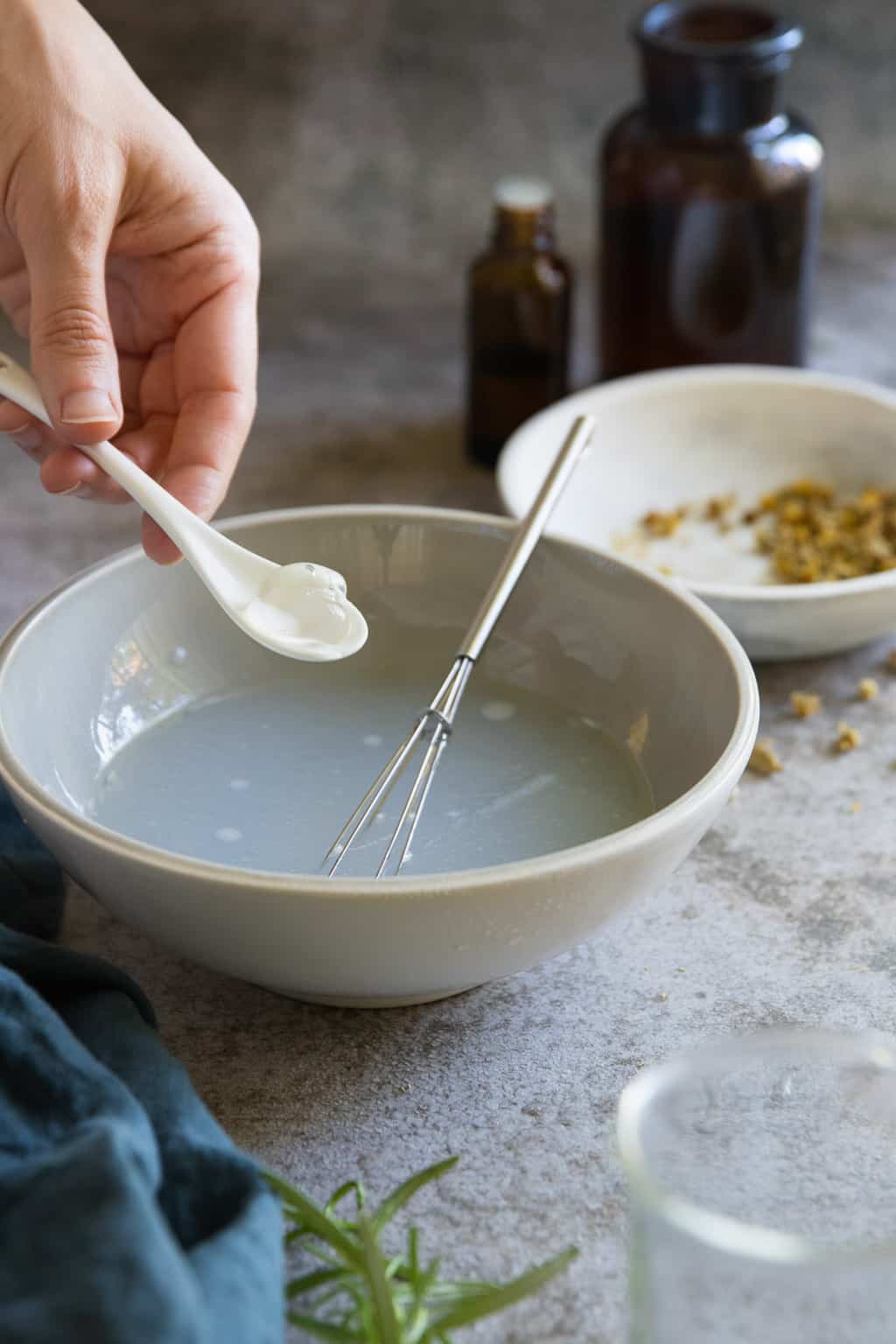 Combine witch hazel and aloe vera for homemade aftershave recipe