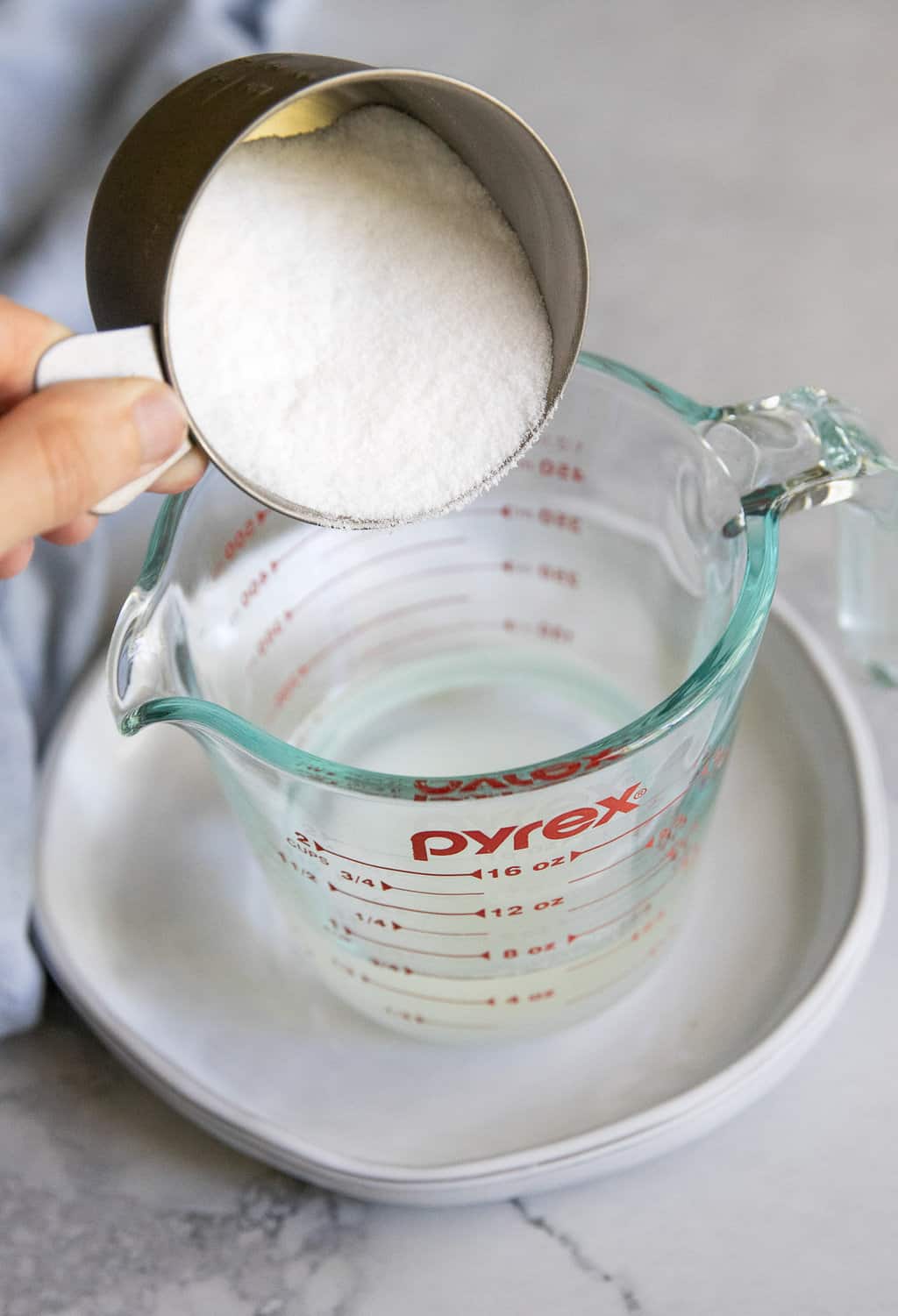 Ajouter de l'eau sucrée à la recette de base de savon à la glycérine
