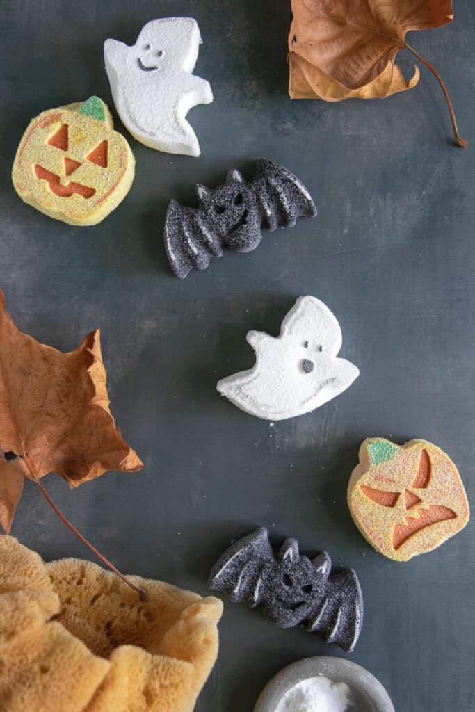 How to make Halloween Bath Bombs