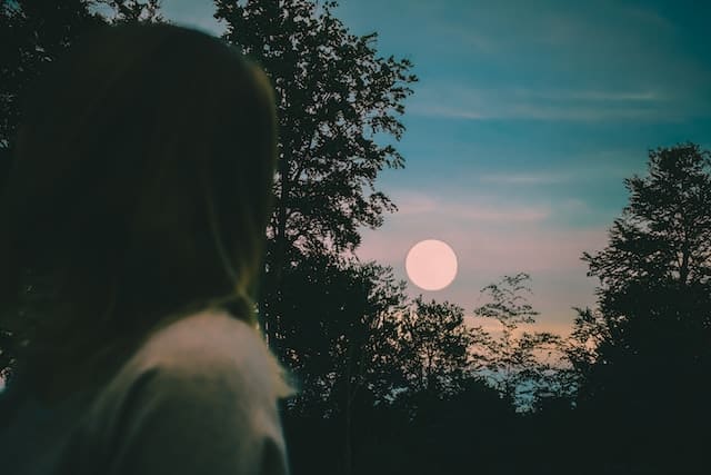 How to use essential oils to celebrate a full moon