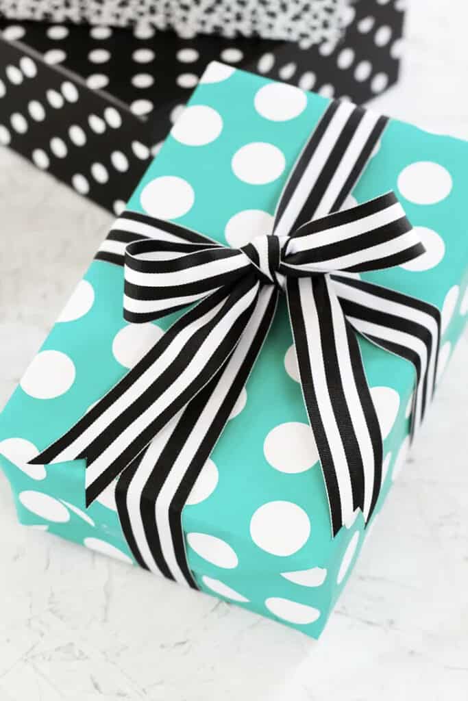 How To Make Gift Wrap Bows - Polka Dotted Blue Jay