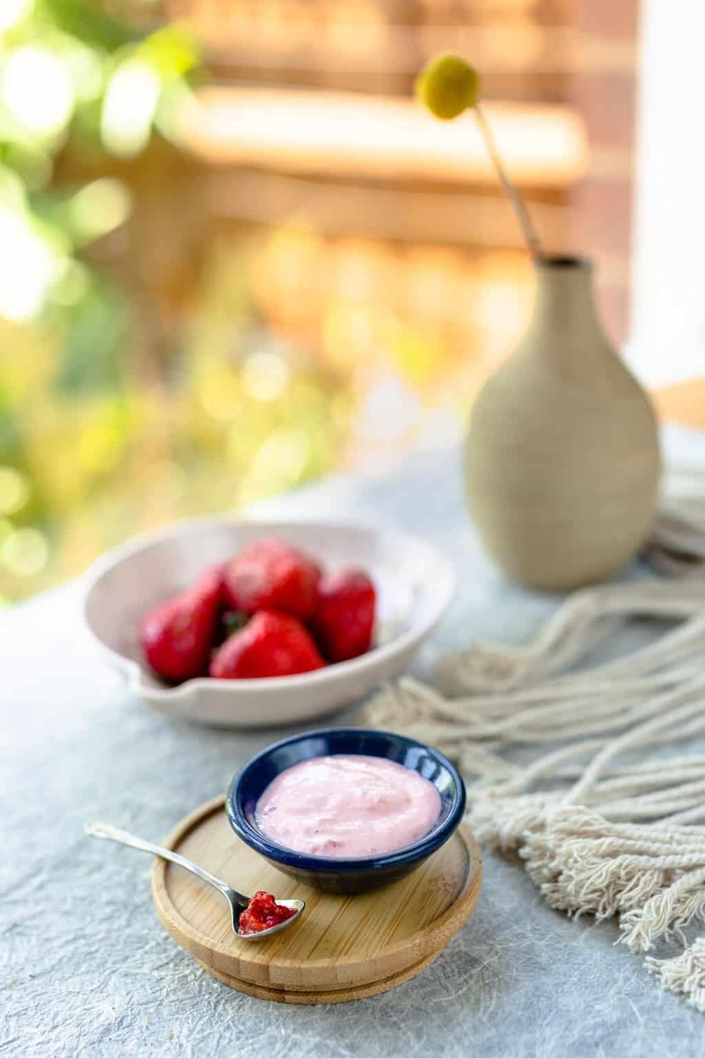 Yogurt, stawberry and coconut oil face mask recipe