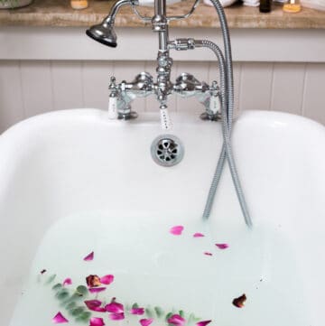 How to make a rose petal bath