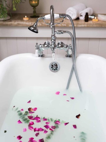 How to make a rose petal bath